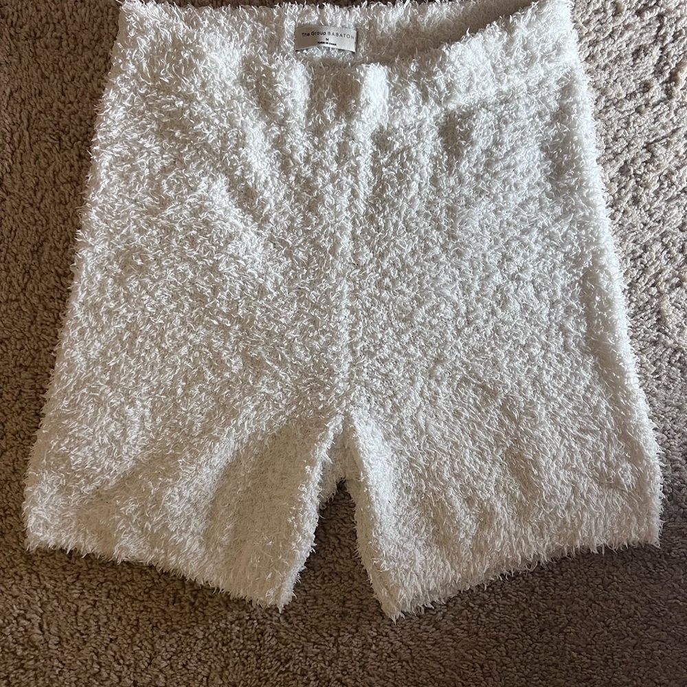 Fuzzy and Cozy White Aritzia The Group Babaton Retreat Women’s Shorts Size M